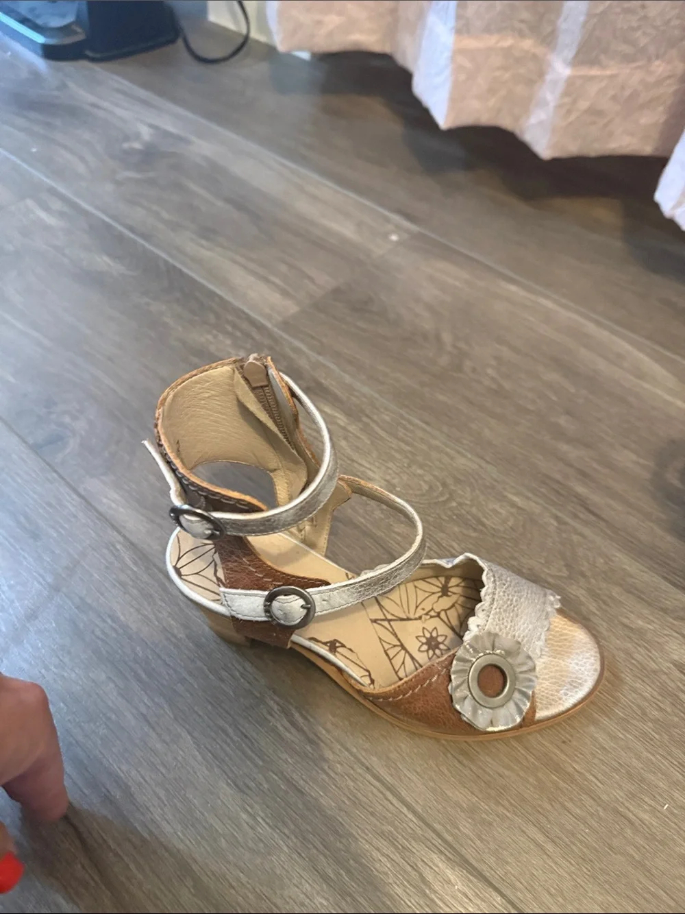Girls Metallic Silver Flower Strap Sandals - KODE